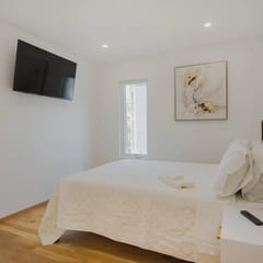One Bedroom Short Walk to Airport